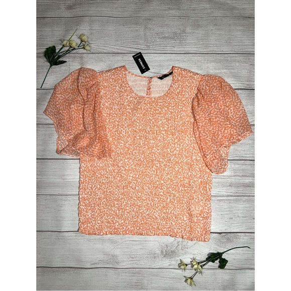 EXPRESS Printed Smocked Bodice Flutter Sleeve Top - Picture 15 of 16